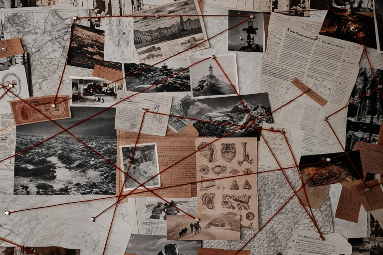 Painel de Investigação Vintage em Colagem